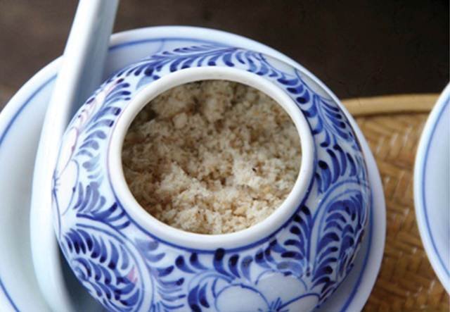 Đến Huế, thưởng thức cơm muối