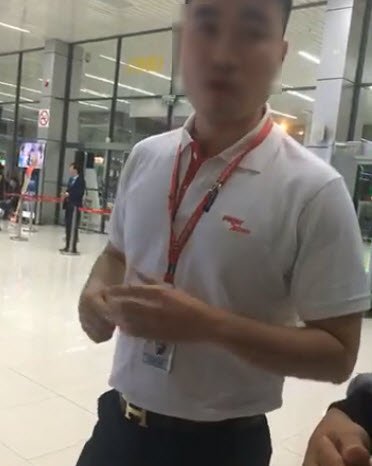 Khách từ TP.HCM ra Vinh đưa tang bà nội, máy bay Vietjet hạ cánh xuống Hà Nội