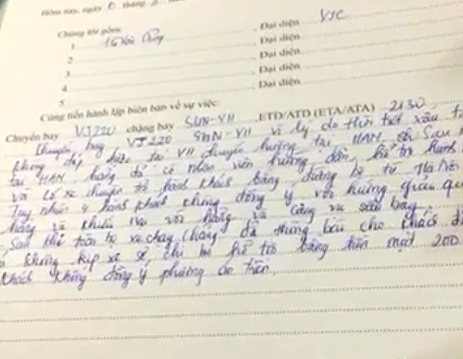 Khách từ TP.HCM ra Vinh đưa tang bà nội, máy bay Vietjet hạ cánh xuống Hà Nội