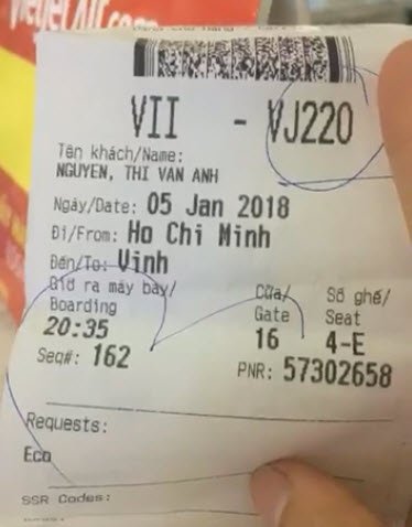 Khách từ TP.HCM ra Vinh đưa tang bà nội, máy bay Vietjet hạ cánh xuống Hà Nội