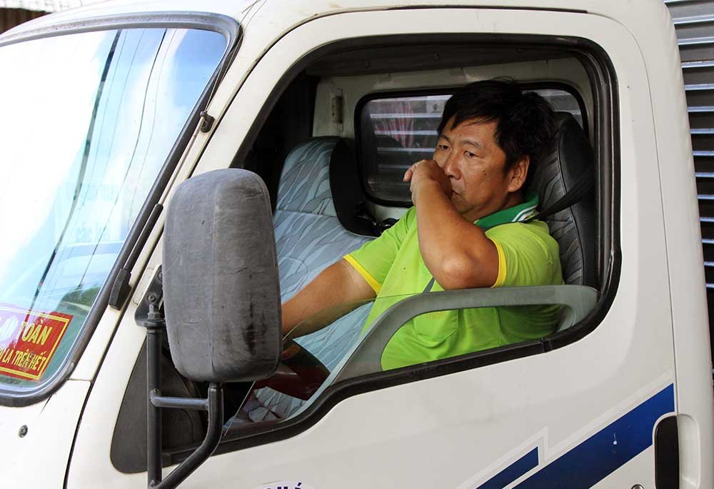 Tài xế chơi 'chiêu' tiền lẻ thấm nước qua trạm BOT Cần Thơ - Phụng Hiệp