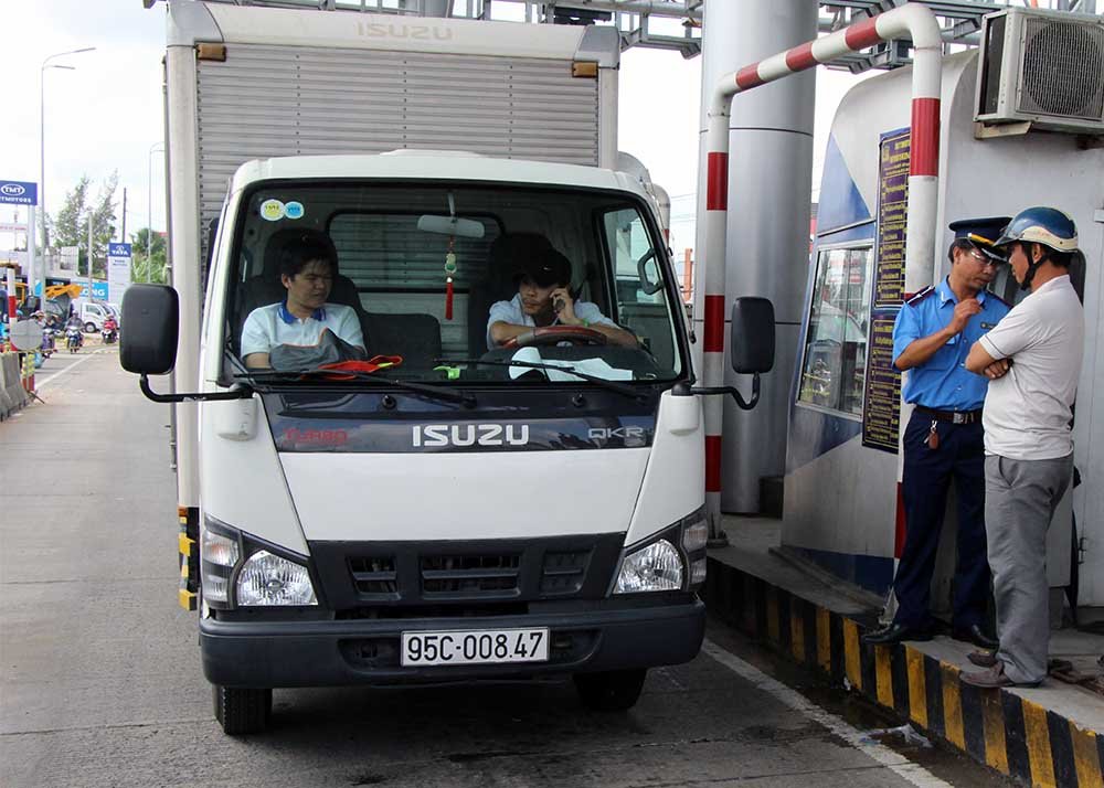 Tài xế chơi 'chiêu' tiền lẻ thấm nước qua trạm BOT Cần Thơ - Phụng Hiệp