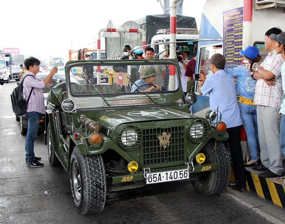 Tài xế chơi 'chiêu' tiền lẻ thấm nước qua trạm BOT Cần Thơ - Phụng Hiệp