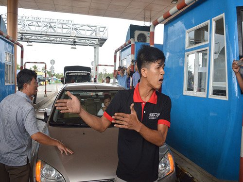 BOT Sóc Trăng vừa thu phí trở lại đã 'vỡ trận'