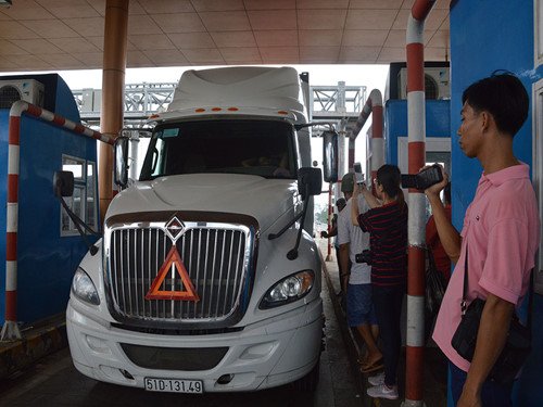 BOT Sóc Trăng vừa thu phí trở lại đã 'vỡ trận'