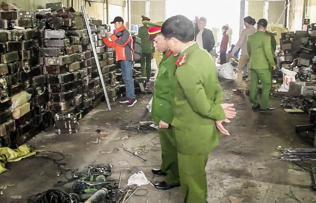 Bên trong kho phế liệu chứa đạn thứ hai ở làng Quan Độ