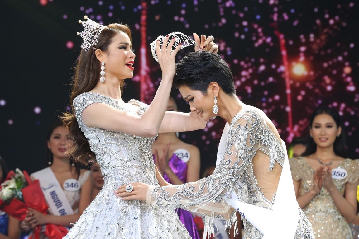 nhung-khoanh-khac-dang-nho-cua-hhen-nie-trong-dem-chung-ket-hoa-hau-hoan-vu-viet-nam