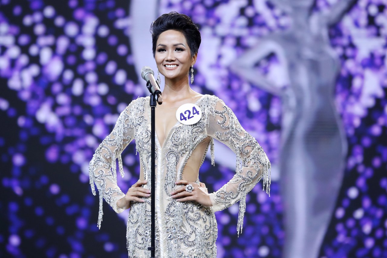 nhung-khoanh-khac-dang-nho-cua-hhen-nie-trong-dem-chung-ket-hoa-hau-hoan-vu-viet-nam