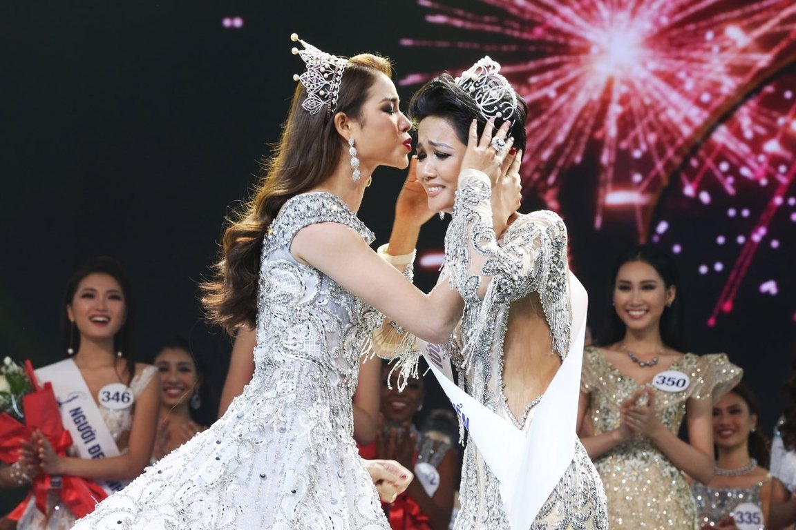 nhung-khoanh-khac-dang-nho-cua-hhen-nie-trong-dem-chung-ket-hoa-hau-hoan-vu-viet-nam