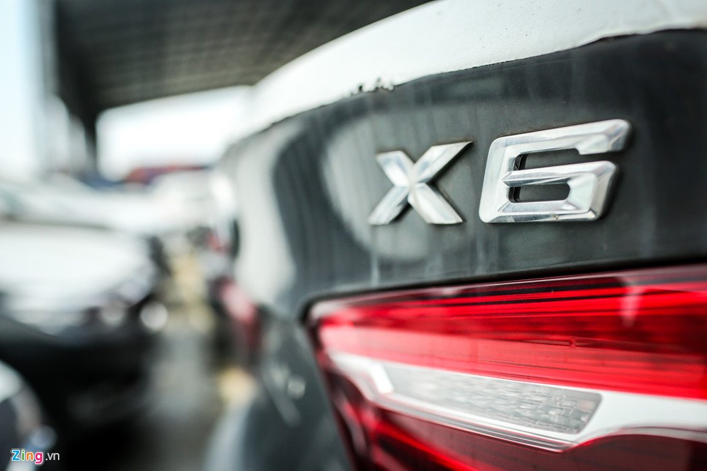 Cận cảnh dàn xe BMW hơn 3 triệu USD phủ bụi ở Sài Gòn