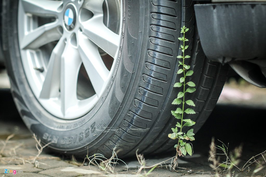 Cận cảnh dàn xe BMW hơn 3 triệu USD phủ bụi ở Sài Gòn