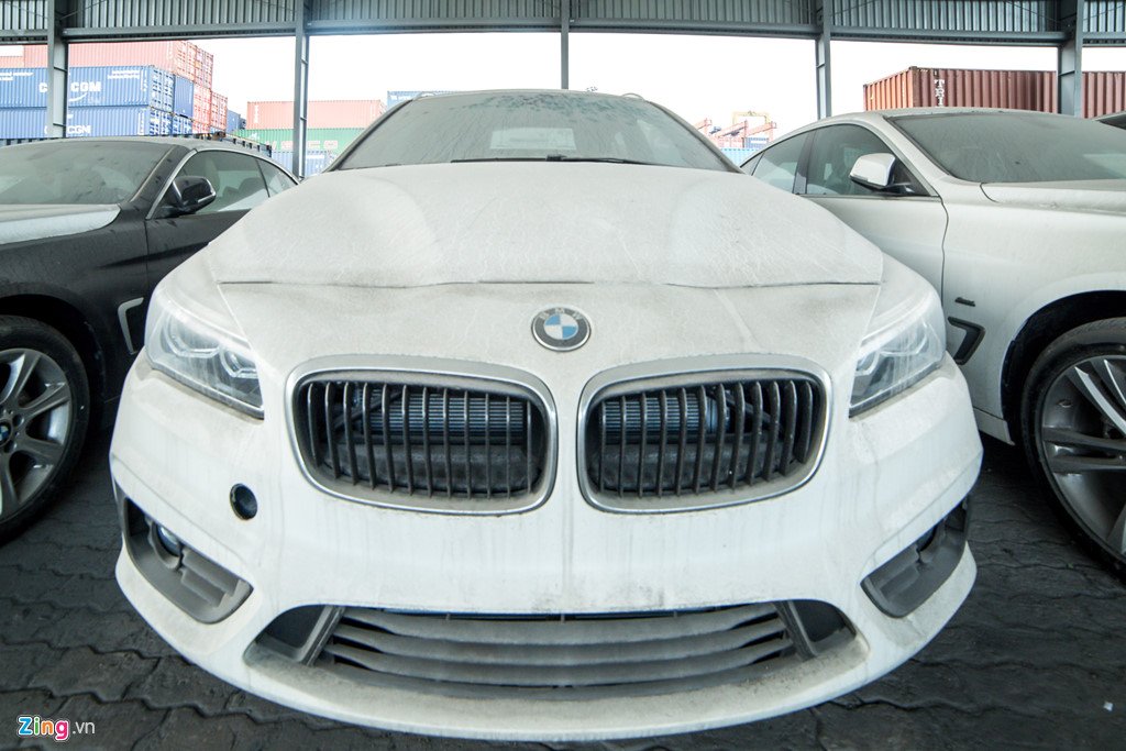 Cận cảnh dàn xe BMW hơn 3 triệu USD phủ bụi ở Sài Gòn