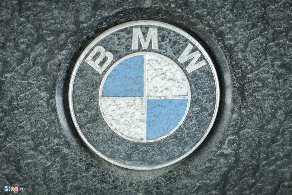 Cận cảnh dàn xe BMW hơn 3 triệu USD phủ bụi ở Sài Gòn