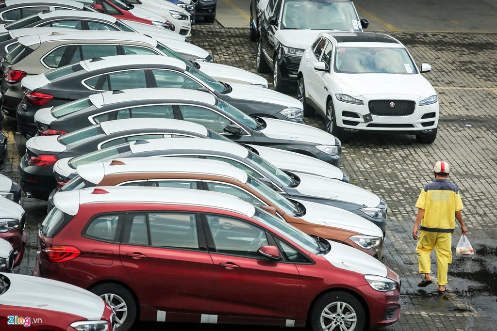 Cận cảnh dàn xe BMW hơn 3 triệu USD phủ bụi ở Sài Gòn