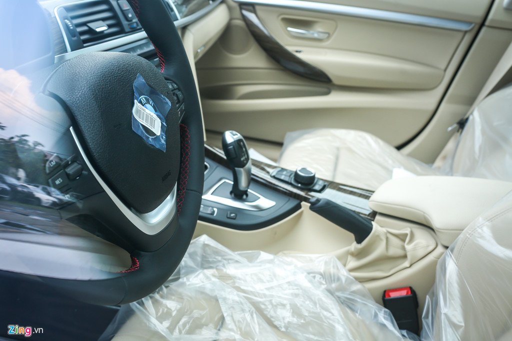Cận cảnh dàn xe BMW hơn 3 triệu USD phủ bụi ở Sài Gòn