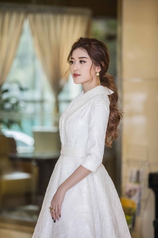 a-hau-huyen-my-dien-giay-cong-chua-tri-gia-tram-trieu-tham-du-su-kien