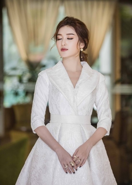a-hau-huyen-my-dien-giay-cong-chua-tri-gia-tram-trieu-tham-du-su-kien