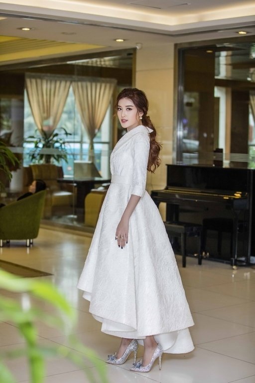 a-hau-huyen-my-dien-giay-cong-chua-tri-gia-tram-trieu-tham-du-su-kien