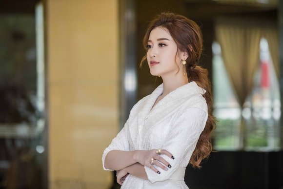 a-hau-huyen-my-dien-giay-cong-chua-tri-gia-tram-trieu-tham-du-su-kien