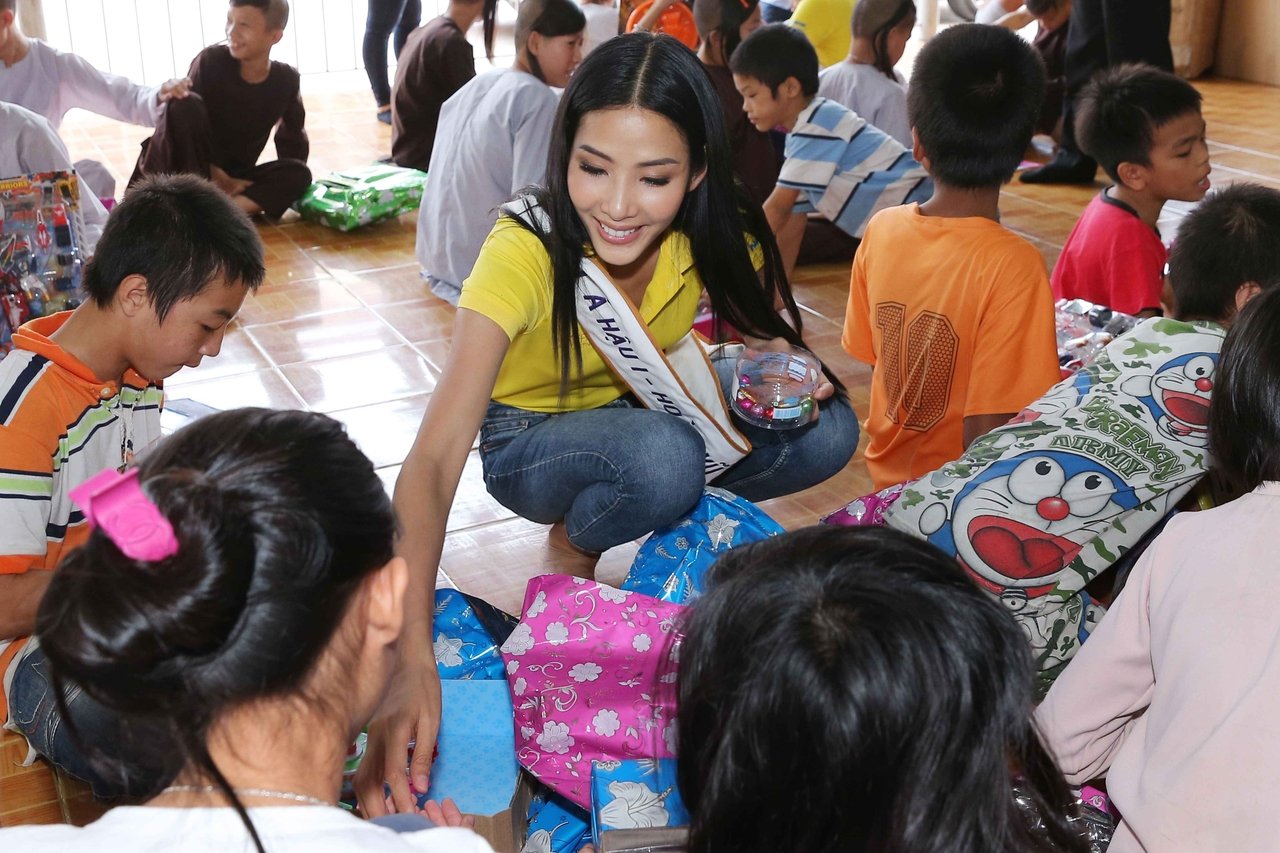 hanh-dong-dep-cua-hoa-hau-hhen-nie-sau-khi-dang-quang-khien-nhieu-nguoi-ne-phuc