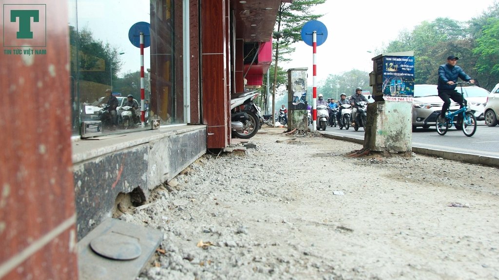 lat-da-via-he-bi-dinh-chi-nguoi-ha-noi-ke-gach-bac-cau-vao-nha-bb-baaachFSsY