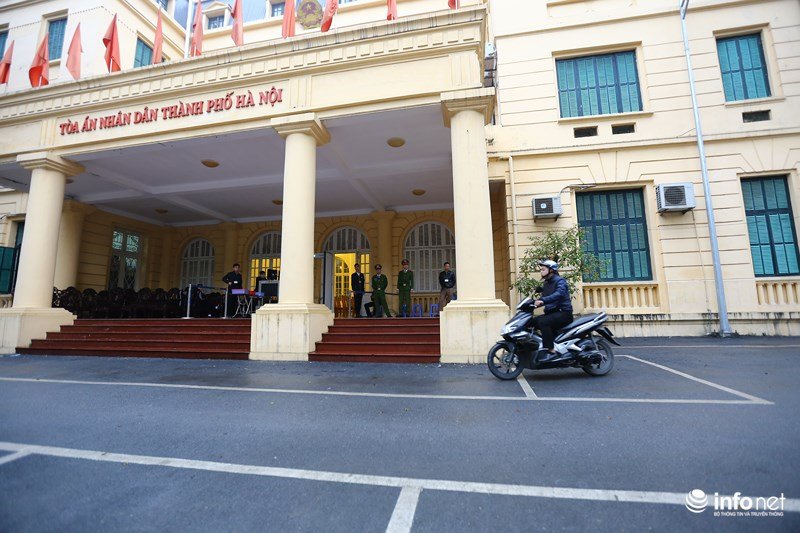 nhung-hinh-anh-ong-dinh-la-thang-ro-net-nhat-truoc-phien-toa