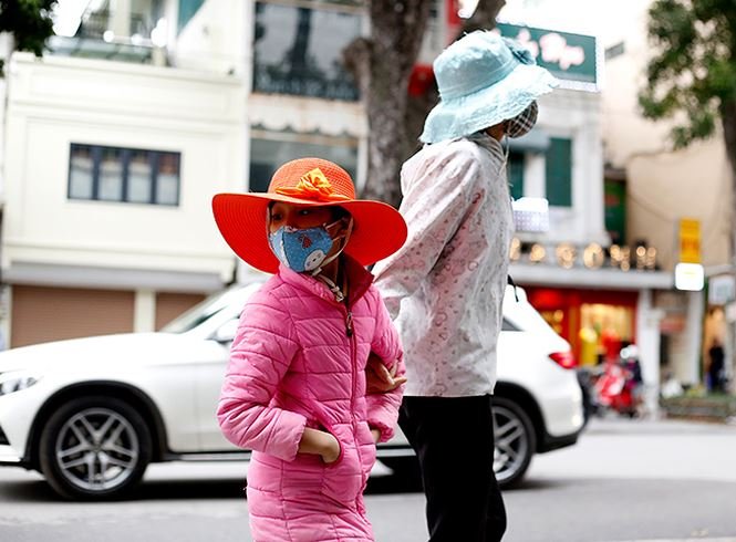 Muôn kiểu chống đợt rét tăng cường của người dân thủ đô