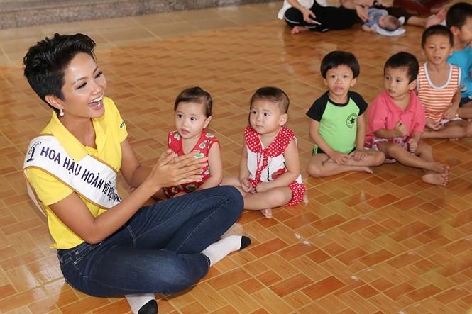 Ảnh đời thường của tân Hoa hậu Hoàn vũ 2017