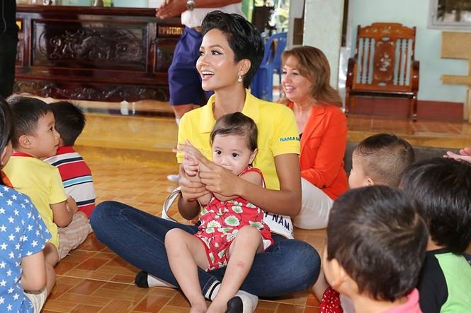 Ảnh đời thường của tân Hoa hậu Hoàn vũ 2017