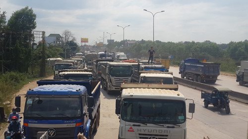 'Rồng rắn xe ben' do tài xế không chịu nhường đường nhau