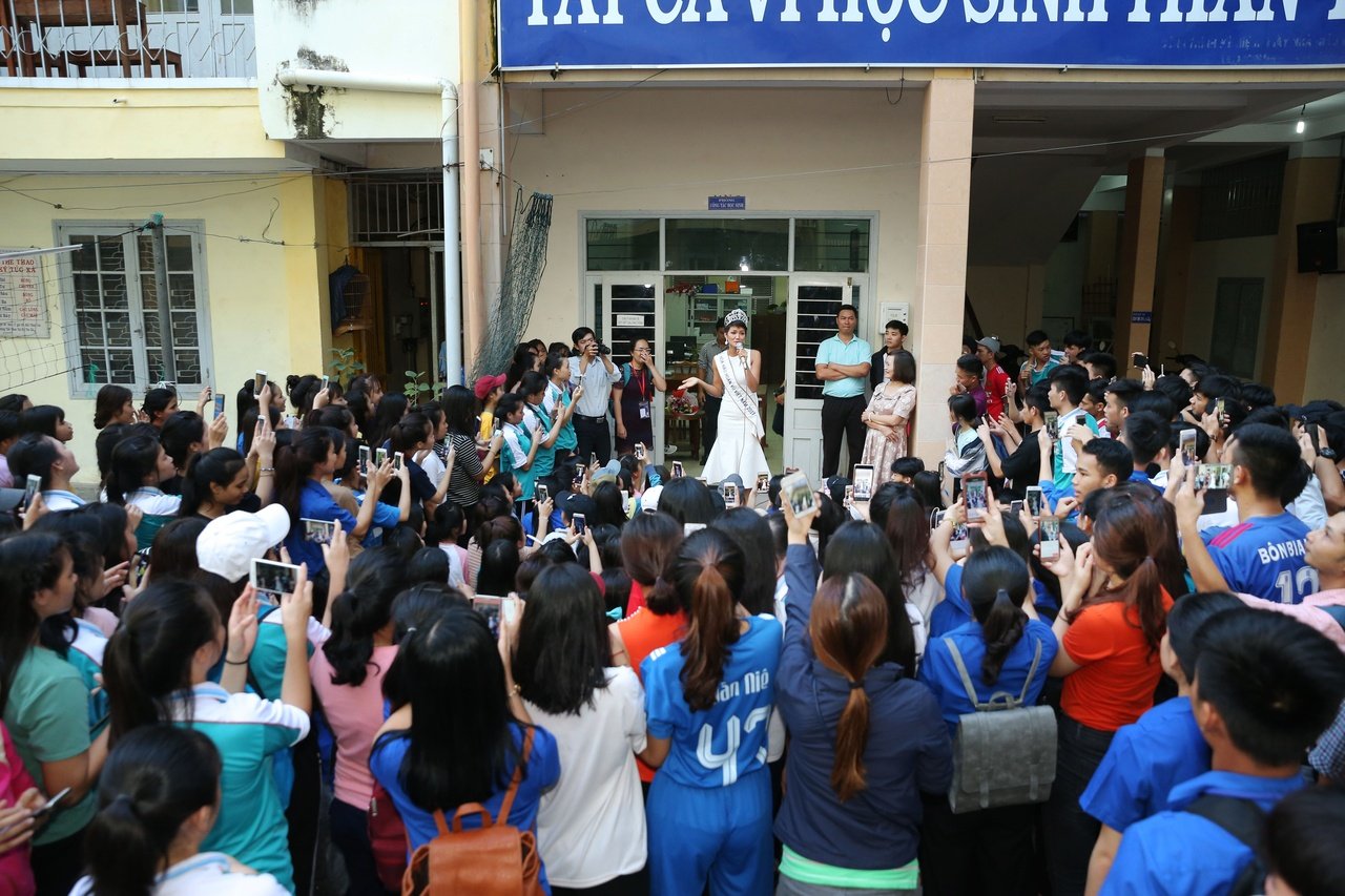 hoa-hau-hhen-nie-ve-tham-truong-cu-va-nhung-khoanh-khac-an-tuong