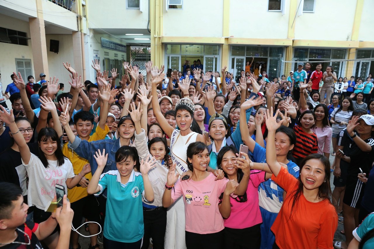 hoa-hau-hhen-nie-ve-tham-truong-cu-va-nhung-khoanh-khac-an-tuong