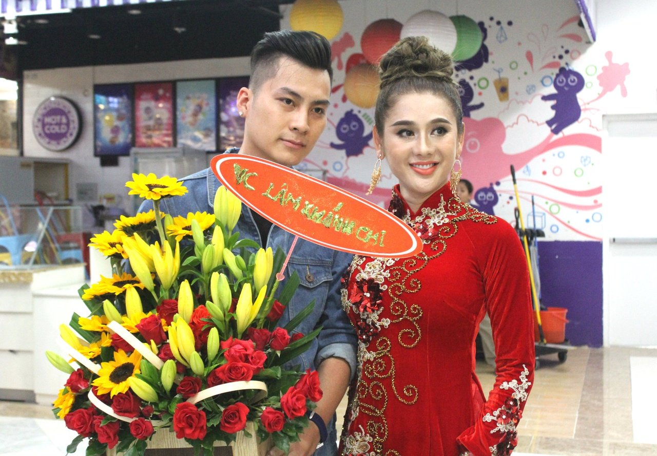 lam-khanh-chi-hanh-phuc-cung-chong-du-ra-mat-phim-dep-lan-at-dan-sao-viet