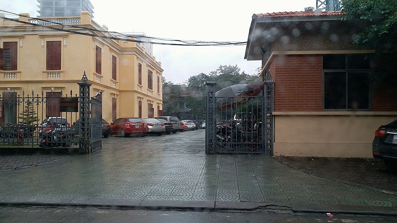 Hải Phòng: Khuôn viên nhà hát bỗng thành bãi giữ xe 'khổng lồ'