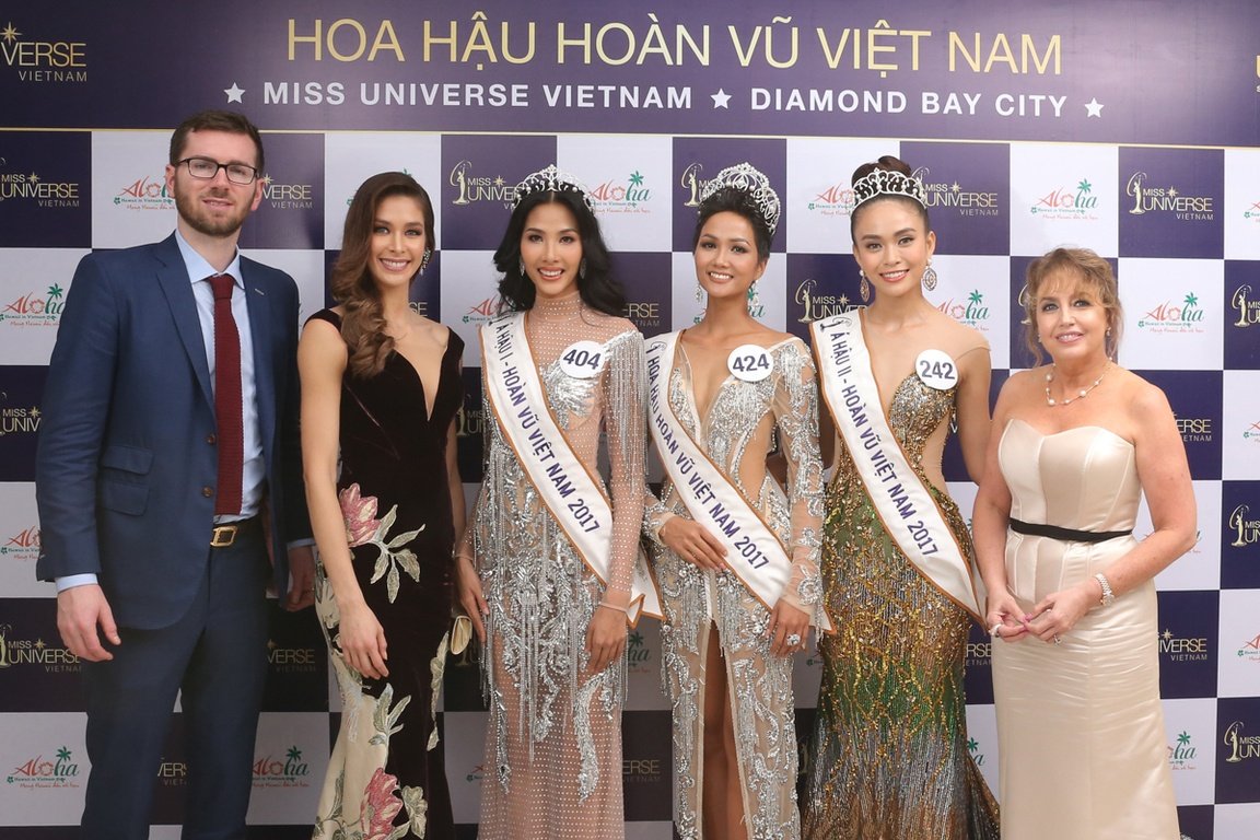 hoa-hau-hoan-vu-the-gioi-2008-lien-tuc-khen-ngoi-tan-hoa-hau-hhen-nie