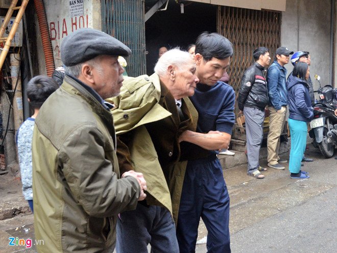 'Người hùng' kể phút leo 4 tầng cứu 2 cụ già trong căn nhà cháy