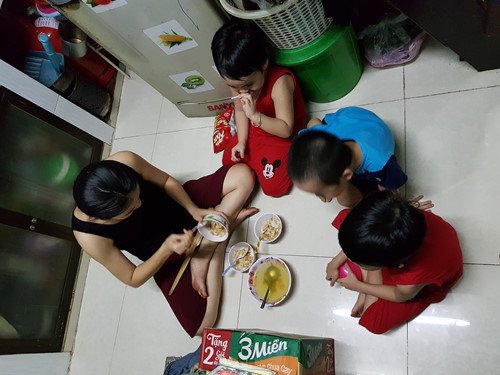 Người mẹ sinh 5 duy nhất ở Việt Nam: ‘Nhiều khi tôi stress muốn buông xuôi!’