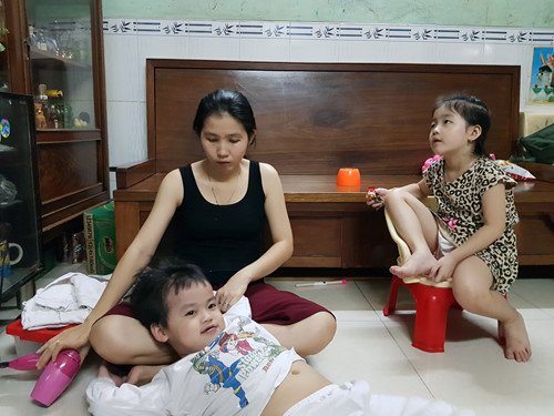 Người mẹ sinh 5 duy nhất ở Việt Nam: ‘Nhiều khi tôi stress muốn buông xuôi!’