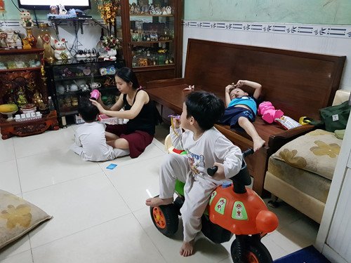 Người mẹ sinh 5 duy nhất ở Việt Nam: ‘Nhiều khi tôi stress muốn buông xuôi!’