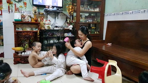 Người mẹ sinh 5 duy nhất ở Việt Nam: ‘Nhiều khi tôi stress muốn buông xuôi!’