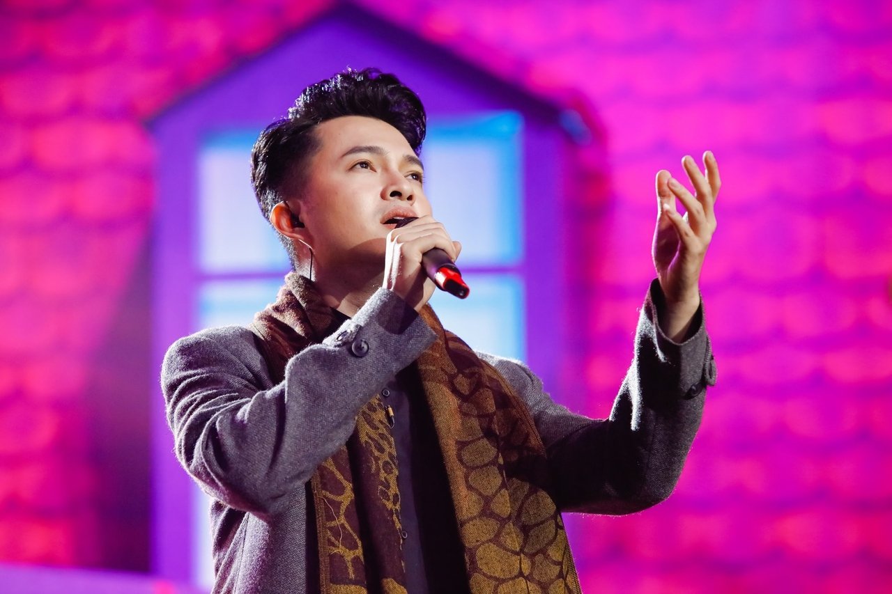 the-hien-xuat-sac-danh-ca-phuong-dung-khuyen-nam-cuong-nen-chuyen-sang-hat-bolero