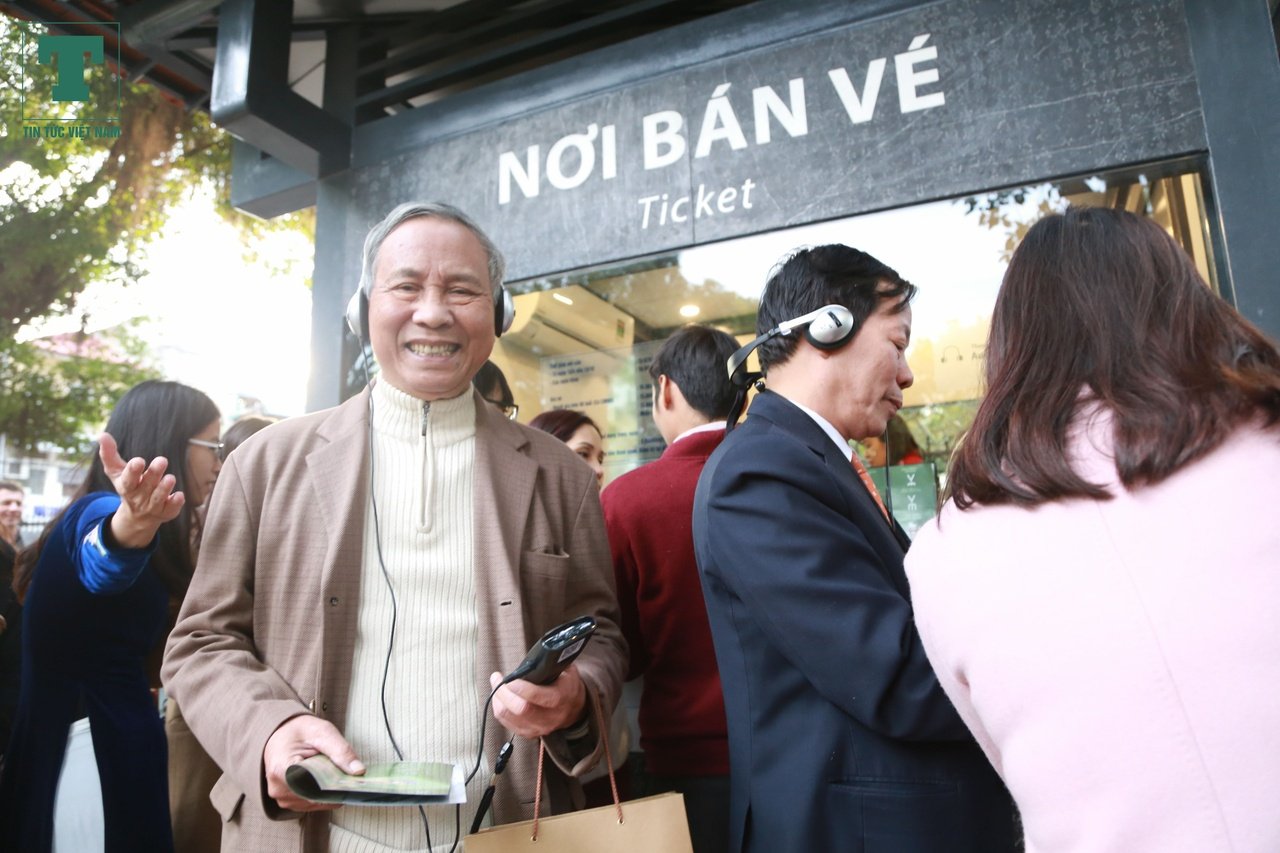 trai-nghiem-he-thong-huong-dan-vien-tu-dong-moi-duoc-trien-khai-tai-van-mieu
