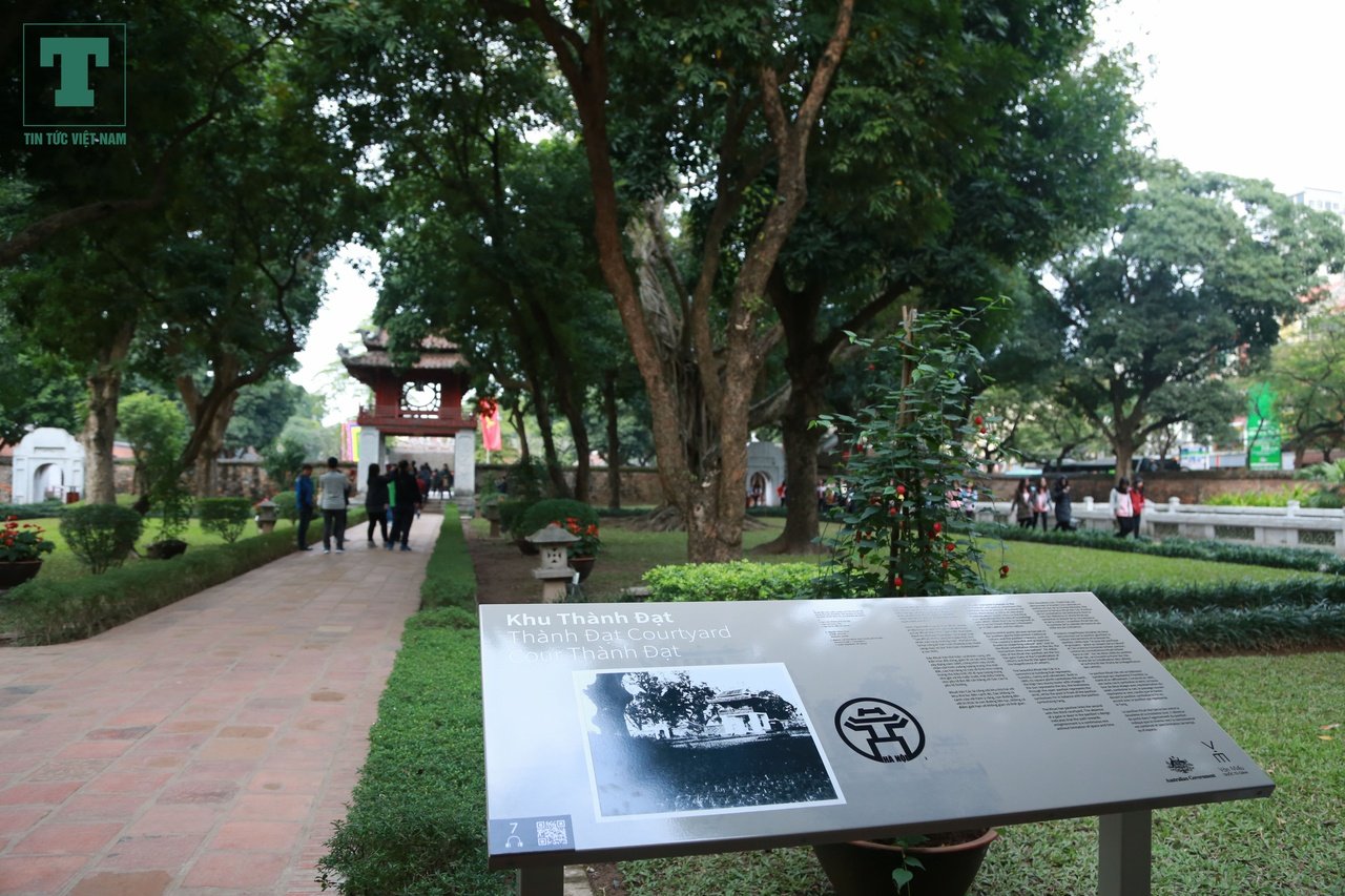 trai-nghiem-he-thong-huong-dan-vien-tu-dong-moi-duoc-trien-khai-tai-van-mieu