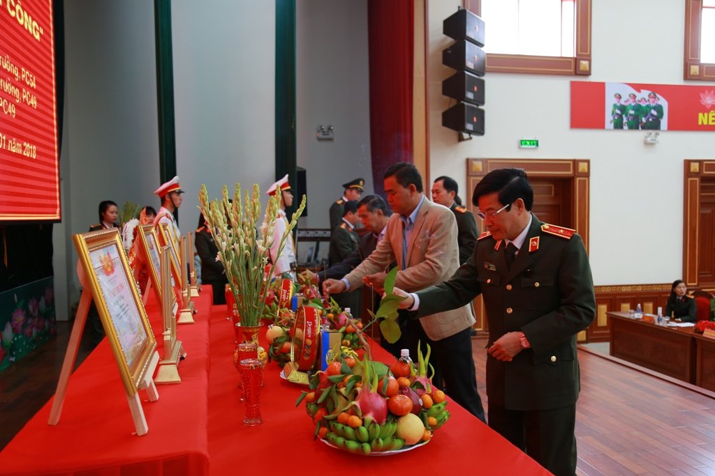 trao-bang-to-quoc-ghi-cong-cho-gia-dinh-3-liet-si-hy-sinh-trong-khi-lam-nhiem-vu