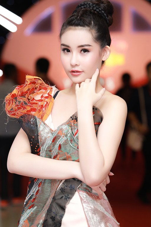 hon-2-thang-dang-quang-nhieu-song-gio-cua-le-au-ngan-anh