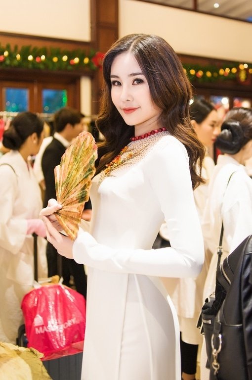 hon-2-thang-dang-quang-nhieu-song-gio-cua-le-au-ngan-anh