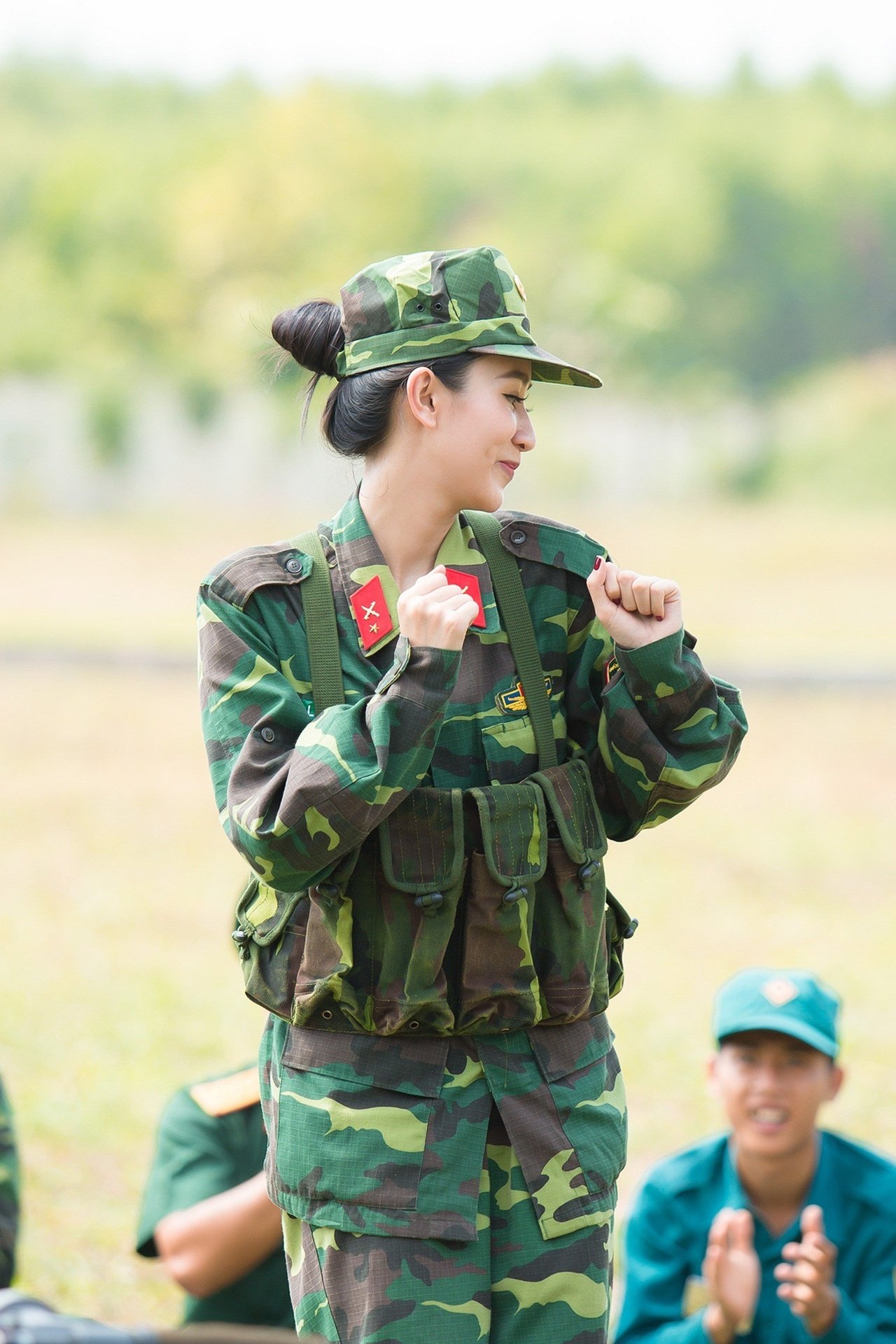 ngam-nhin-a-hau-ha-thu-xinh-dep-va-manh-me-trong-mau-ao-quan-nhan