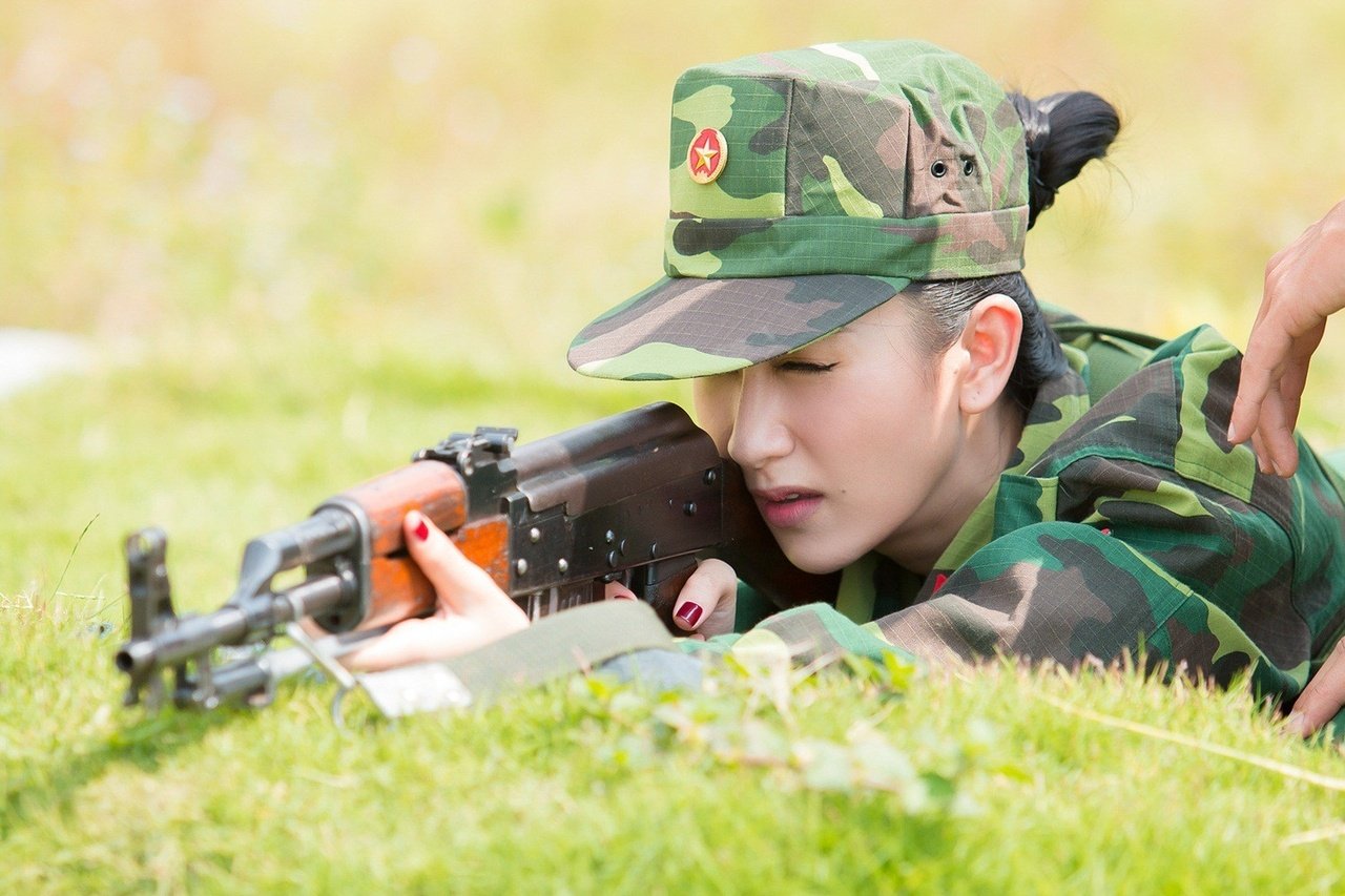 ngam-nhin-a-hau-ha-thu-xinh-dep-va-manh-me-trong-mau-ao-quan-nhan