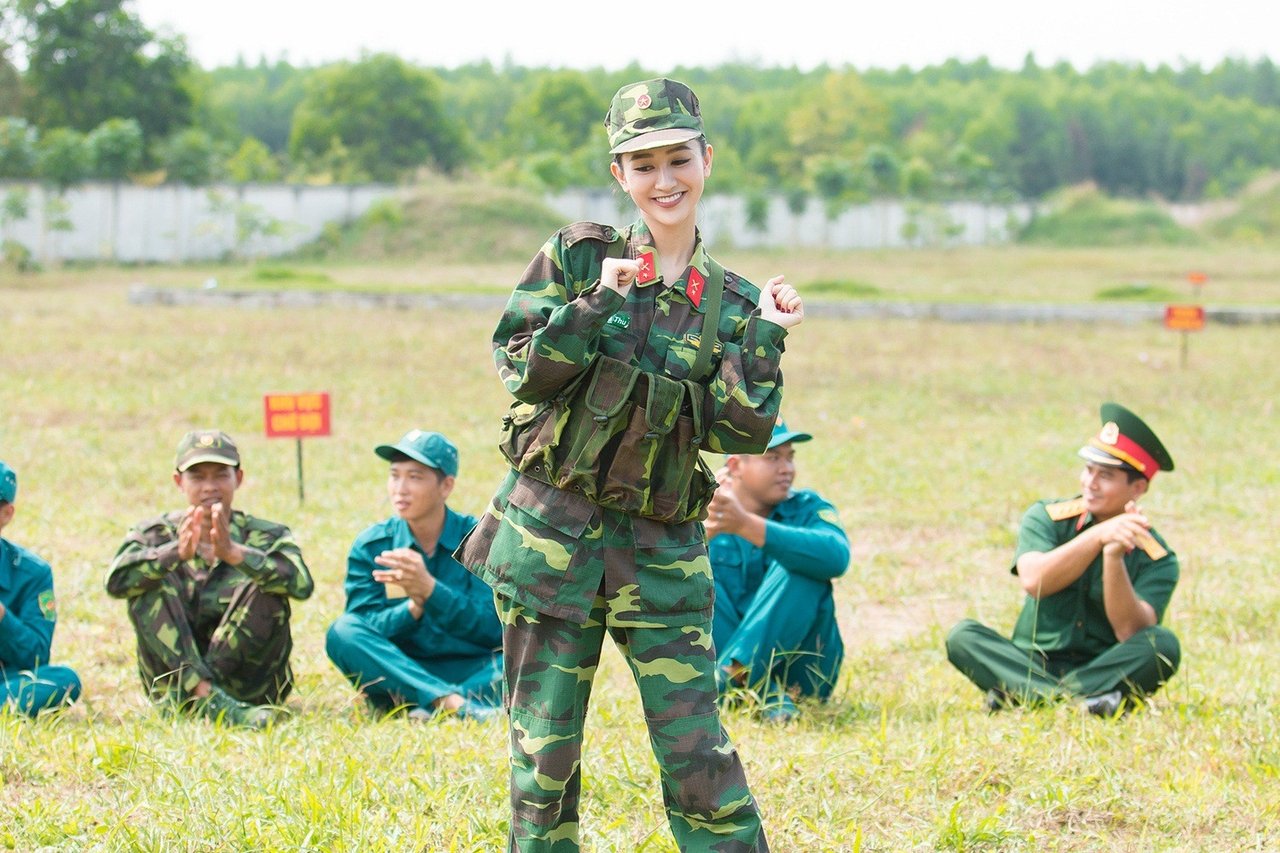 ngam-nhin-a-hau-ha-thu-xinh-dep-va-manh-me-trong-mau-ao-quan-nhan
