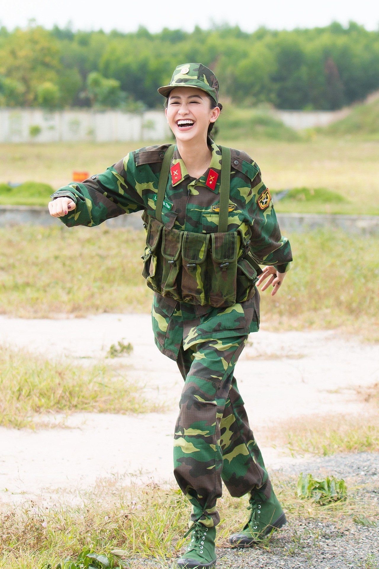 ngam-nhin-a-hau-ha-thu-xinh-dep-va-manh-me-trong-mau-ao-quan-nhan